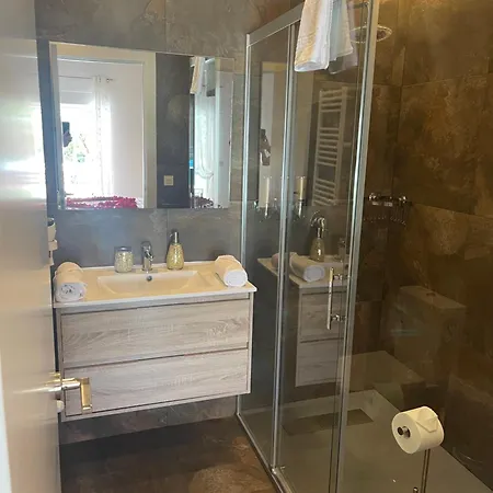בית אירוח 1 Con Bano Privado Frente A La Piscina, Maximo 4 Personas, No Es La Casa Completa,1cama Y 1 Sofa-cama *