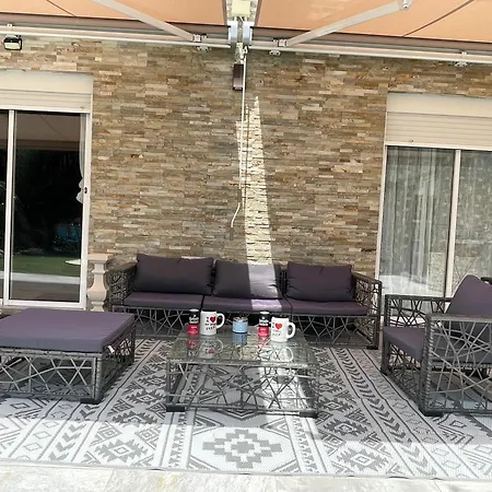 Piscina: Privado Con Sofá Cama Homestay *